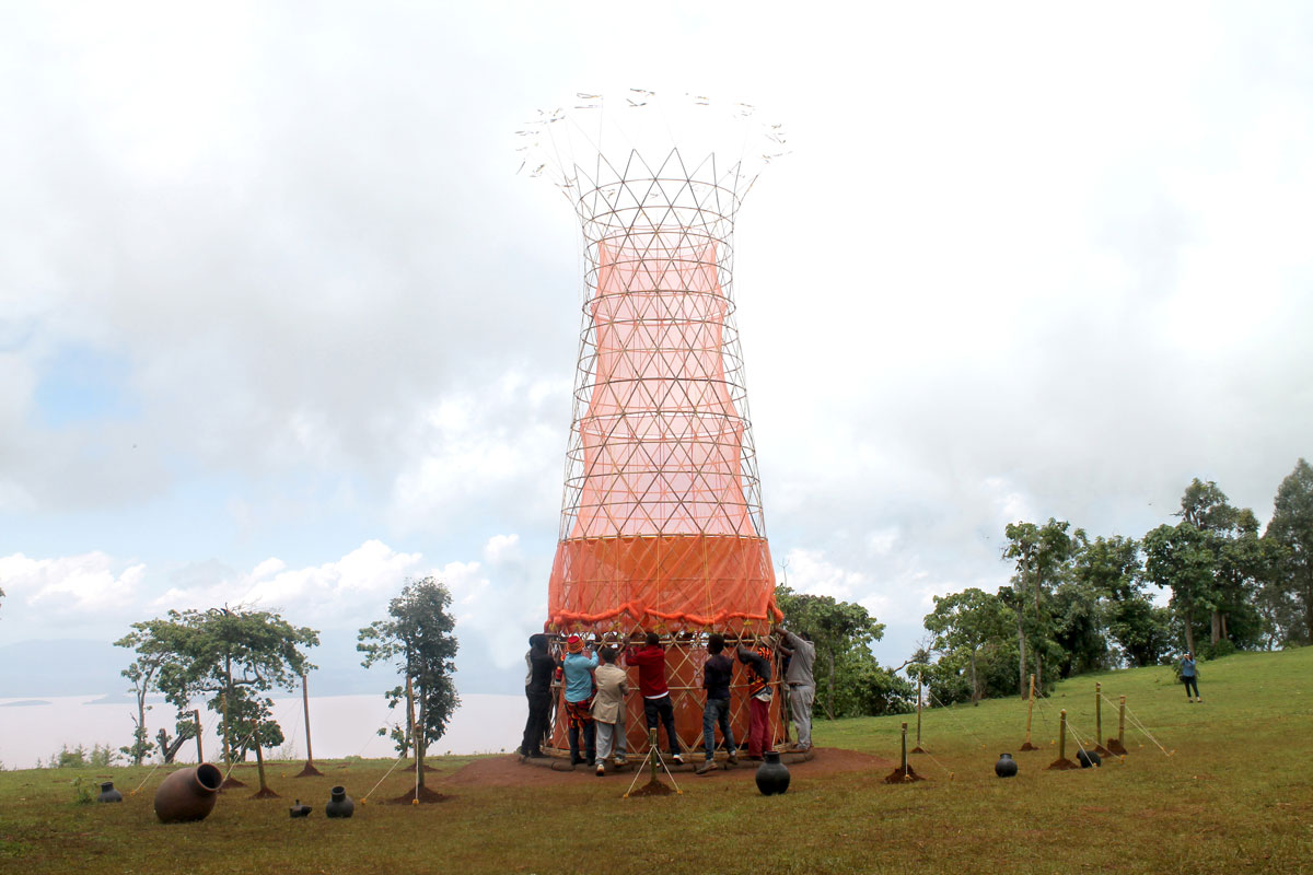 Torre de bambu que gera água potável