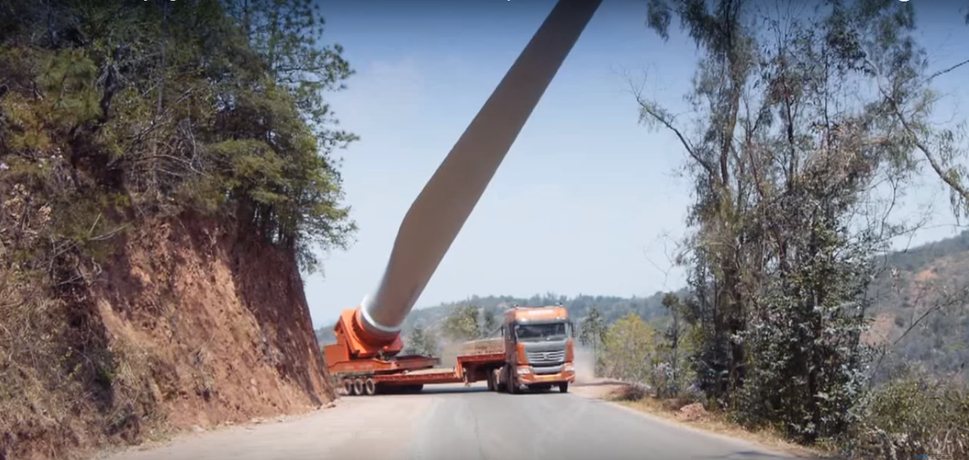 Incrível!!! Caminhões transportam lâminas de turbina eólica na China