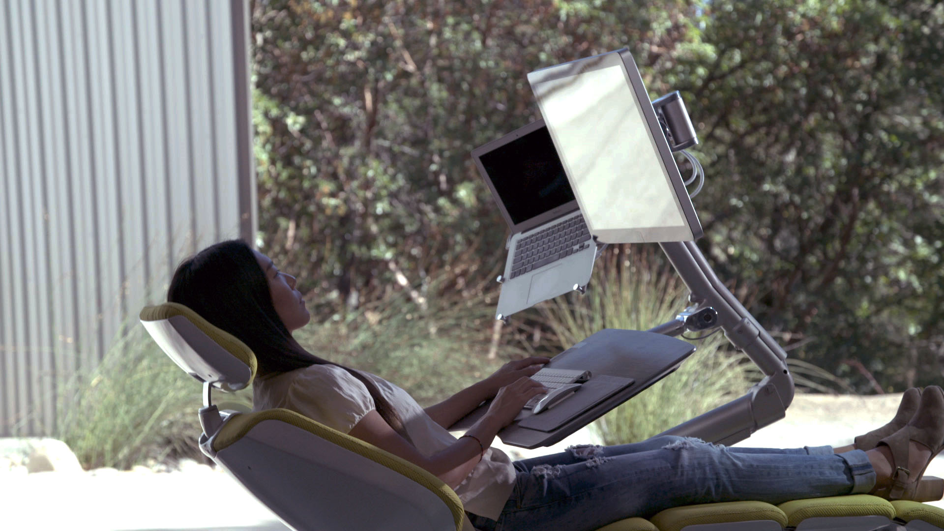 Esta mesa futurista permite que você trabalhe deitado