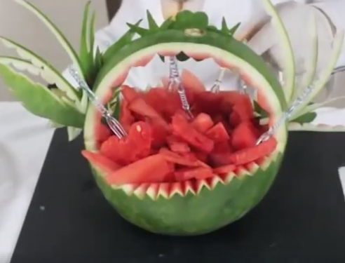 Veja o que este artista faz com uma melancia!
